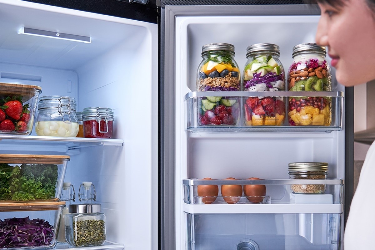 How to clean your fridge easily in the right way